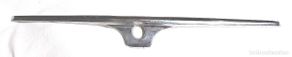 Coches y motocicletas: Renault 12 Embellecedor trasero hierro cromado, buen estado. Med. 49,50 cm